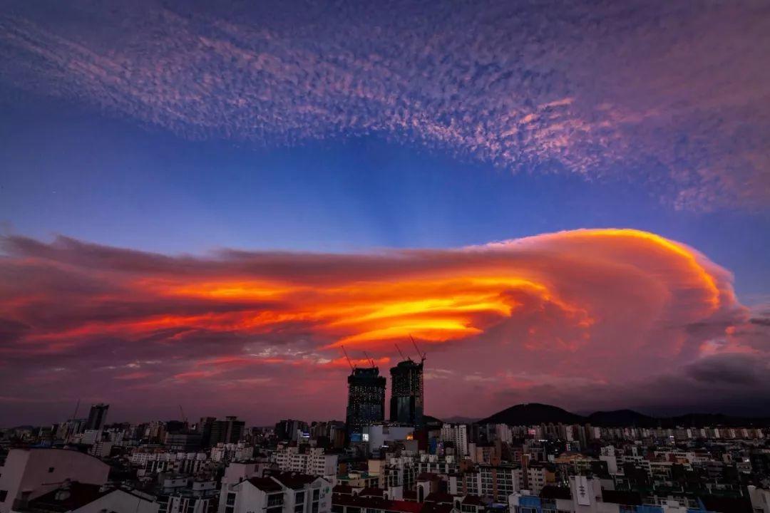 济州天空现荚状云奇观